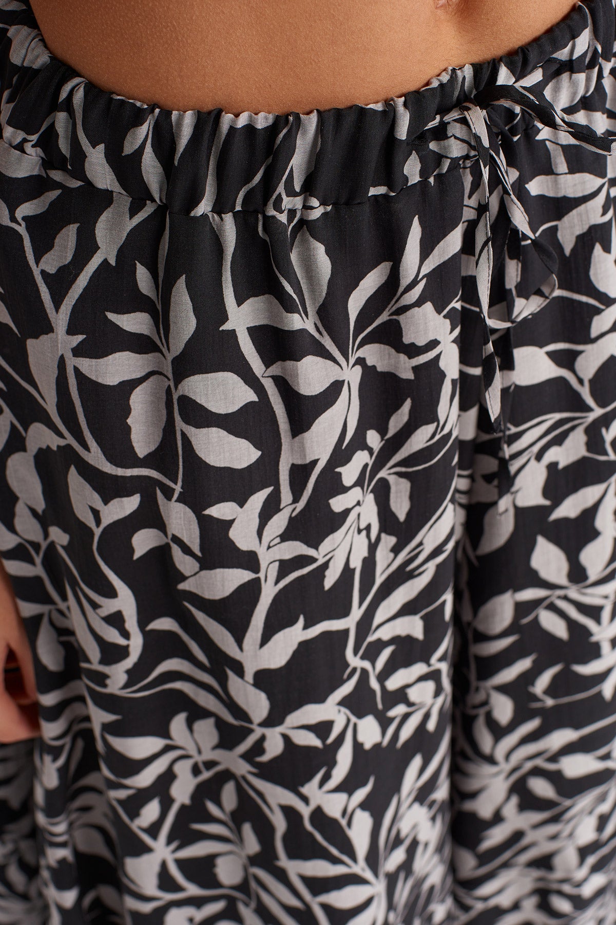 Black/Milk Floral Voile Wide-Leg Trousers-Y253013088