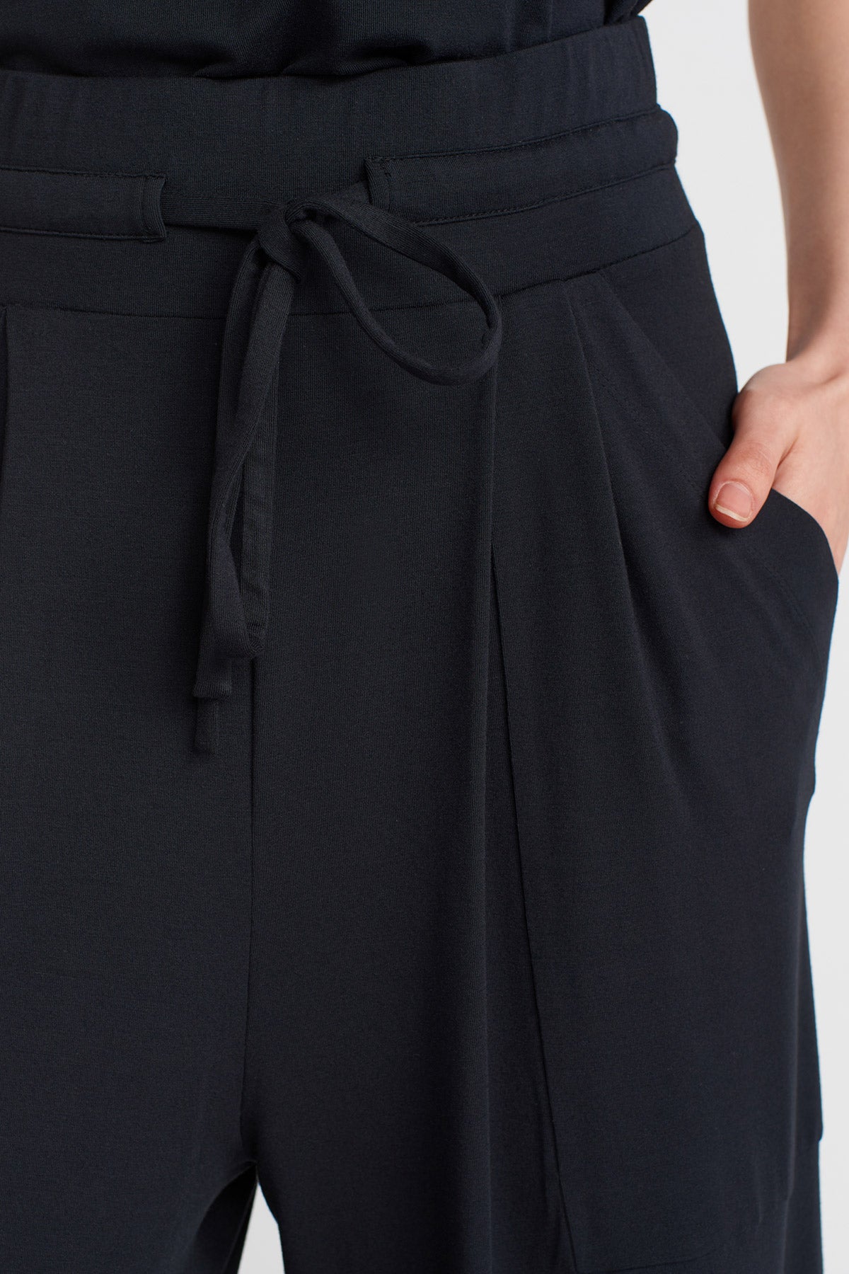 Black Drawstring High-Waisted Trousers-Y253013093