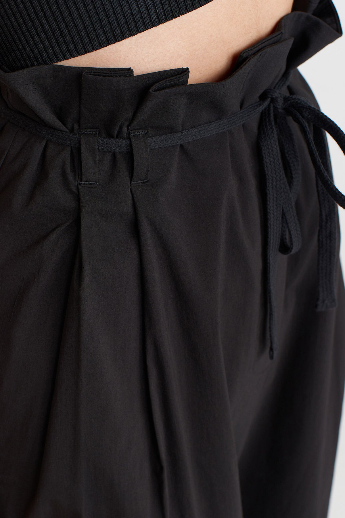 Black High-Waisted Poplin Trousers-Y253013097