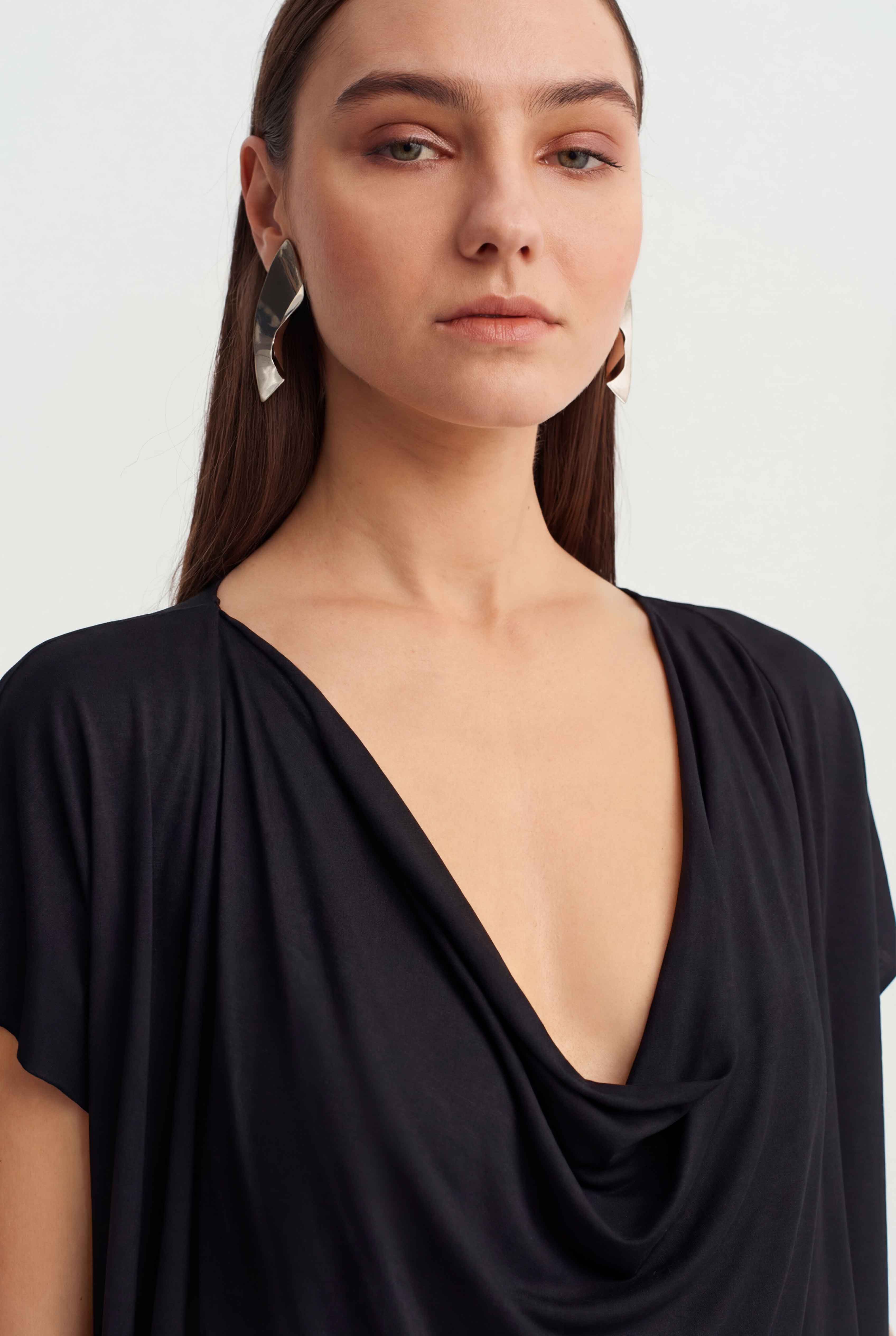 Black Draped Neck Asymmetric T-Shirt-Y261011070