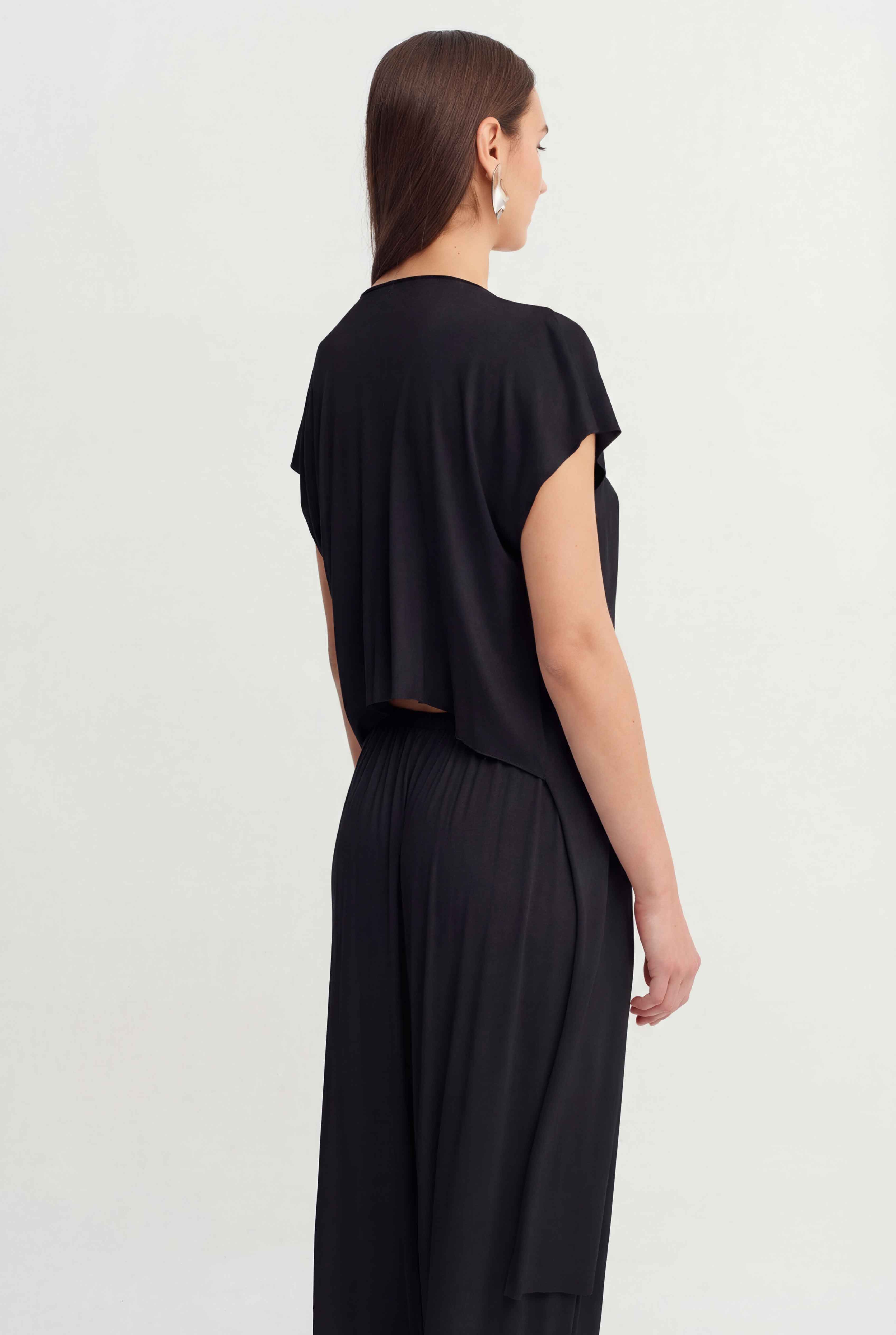 Black Draped Neck Asymmetric T-Shirt-Y261011070