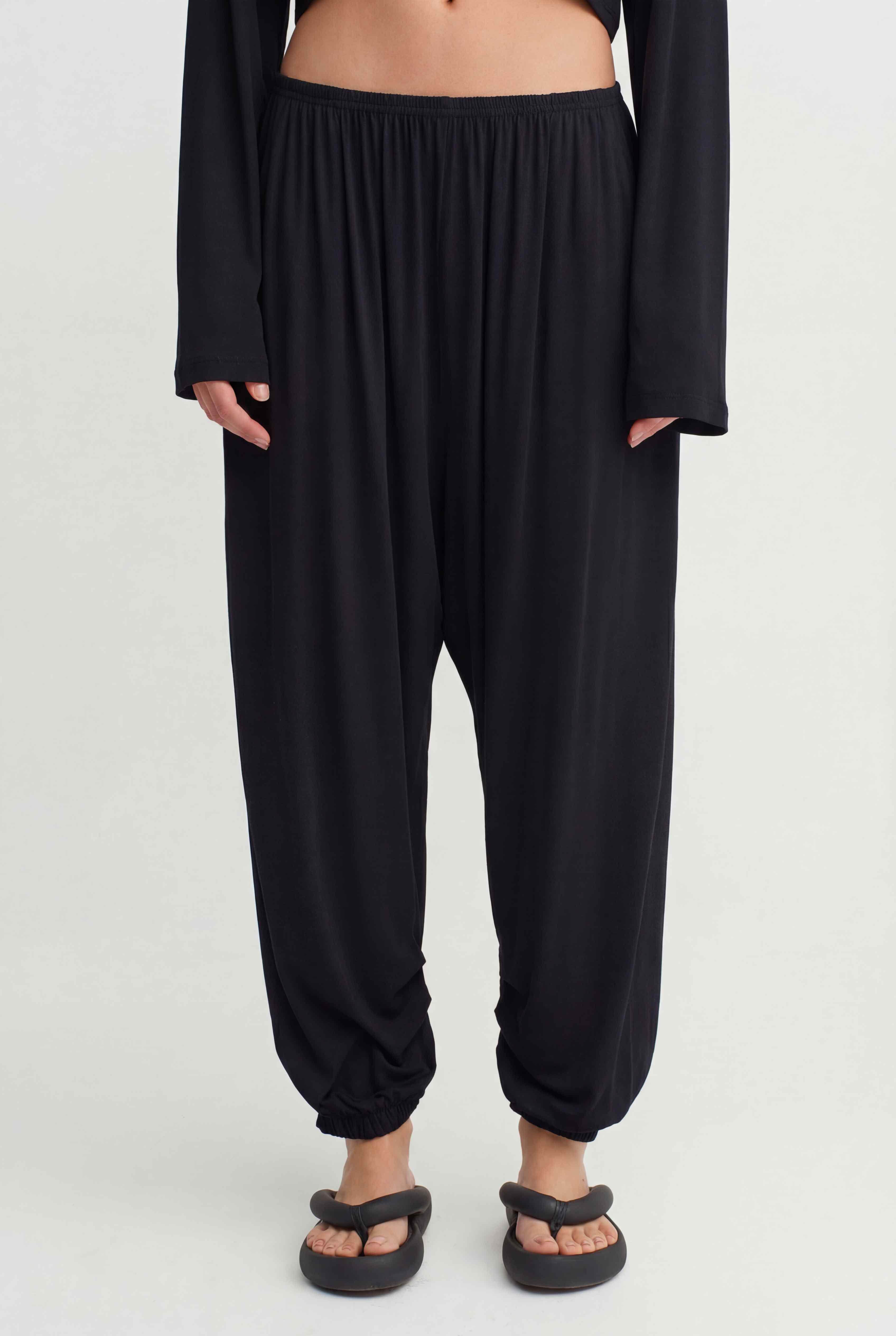 Black Elastic Waist Flowing Trousers-Y263013039