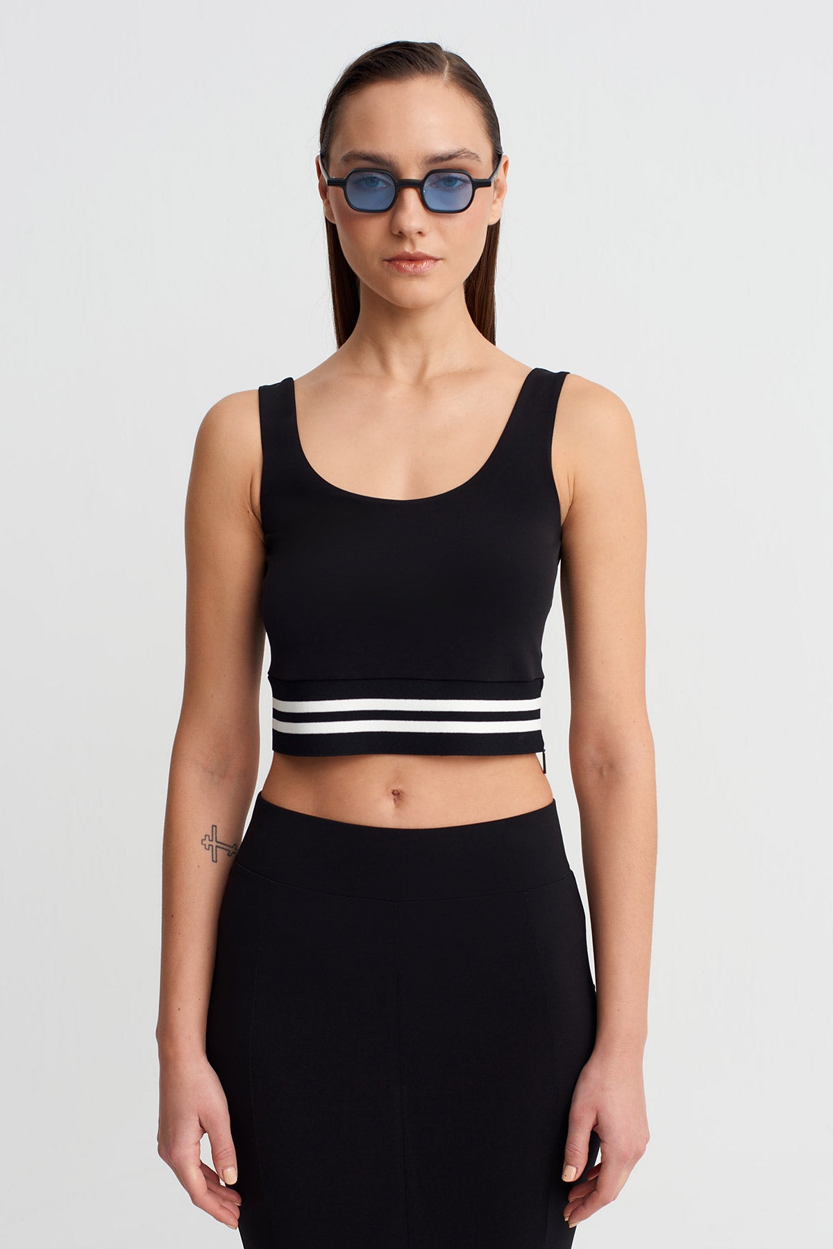 Black Striped Detail Crop Top-Y261011003