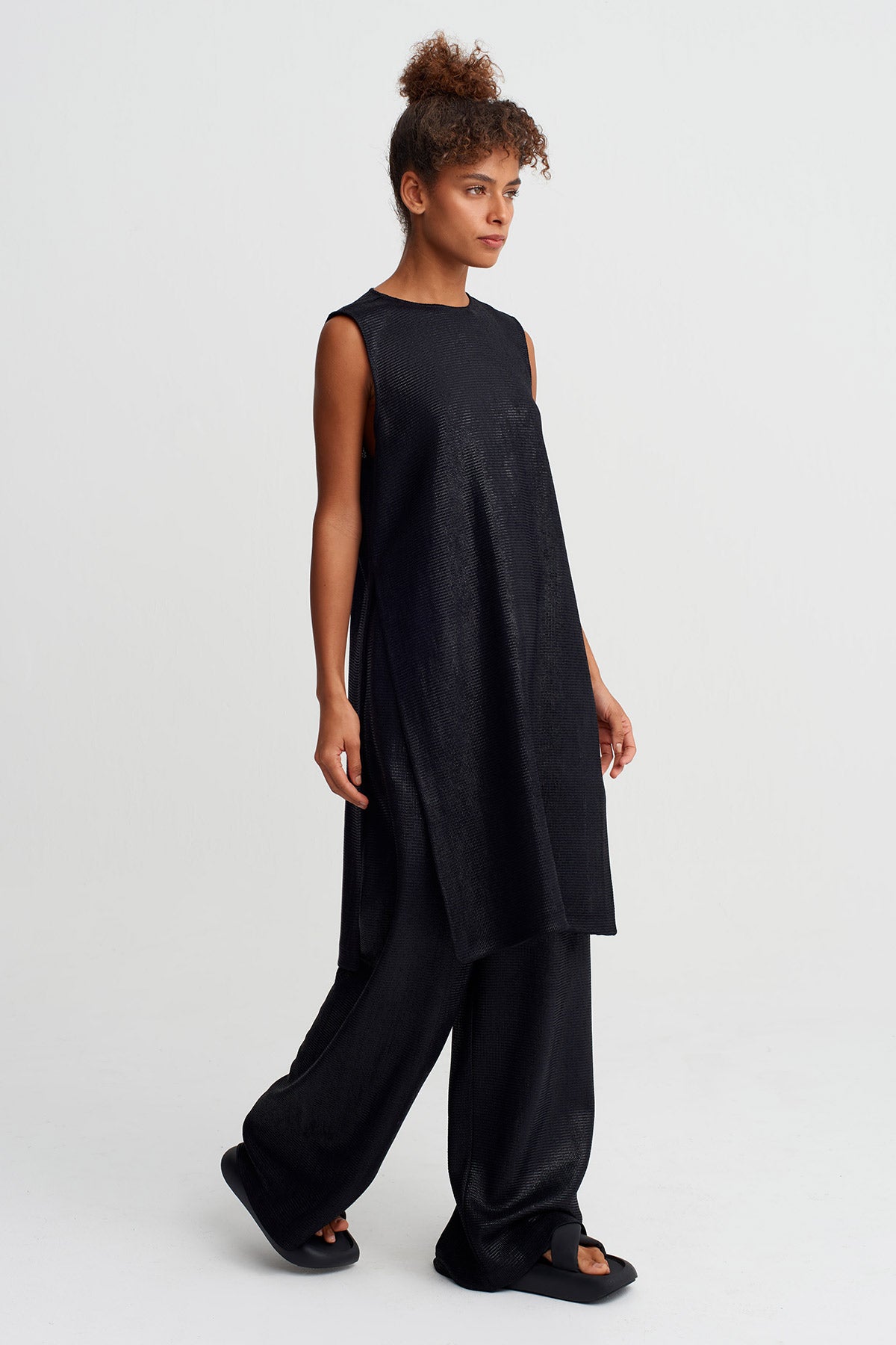 Black Textured Sleeveless Long Tunic Blouse-Y261011064