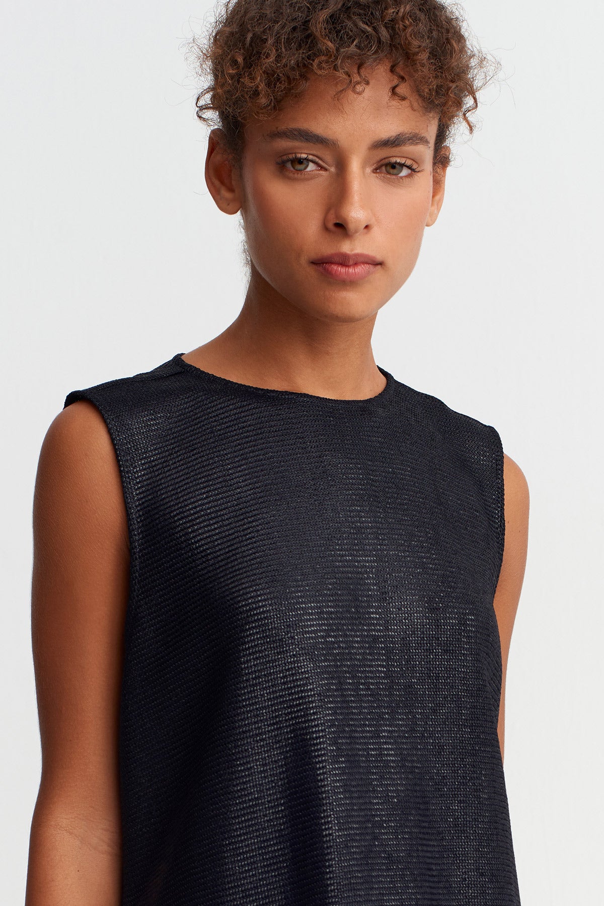 Black Textured Sleeveless Long Tunic Blouse-Y261011064