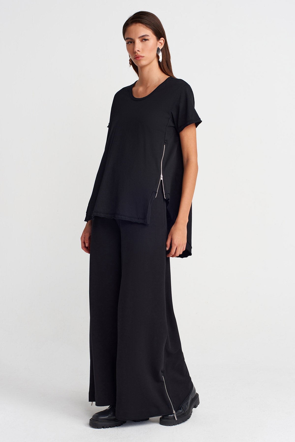 Black Asymmetric T-Shirt with Zipper Details-Y261011034