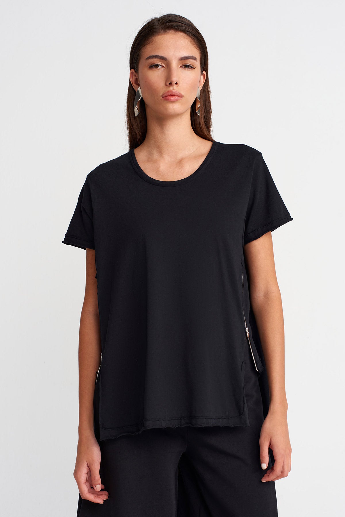 Black Asymmetric T-Shirt with Zipper Details-Y261011034