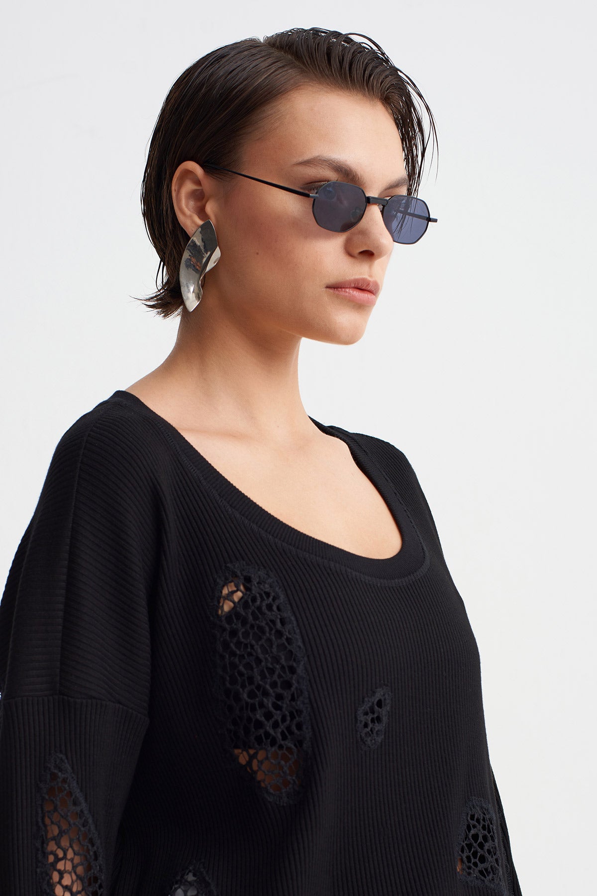 Black Cut-Out Detailed Sweatshirt-Y261011121