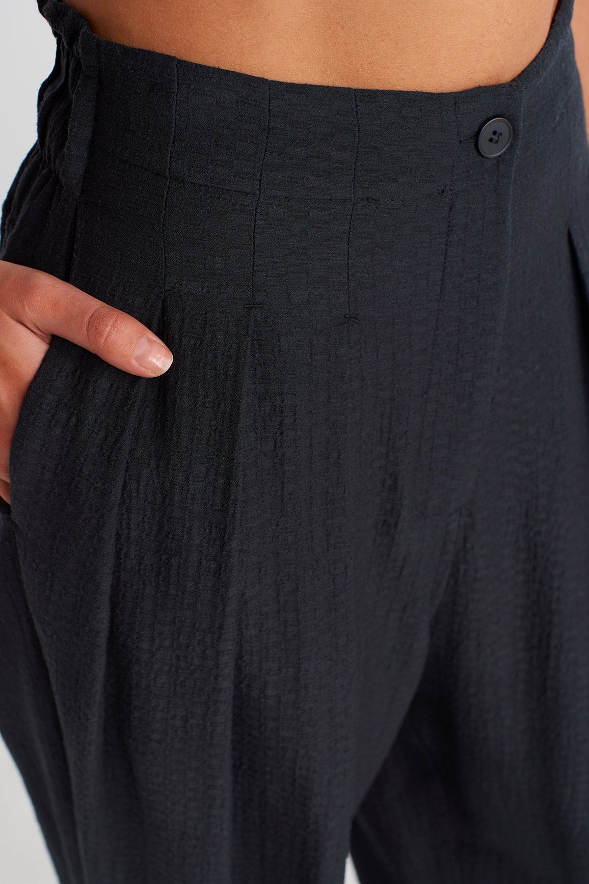 Black High-Waisted Pleated Trousers-Y263013008