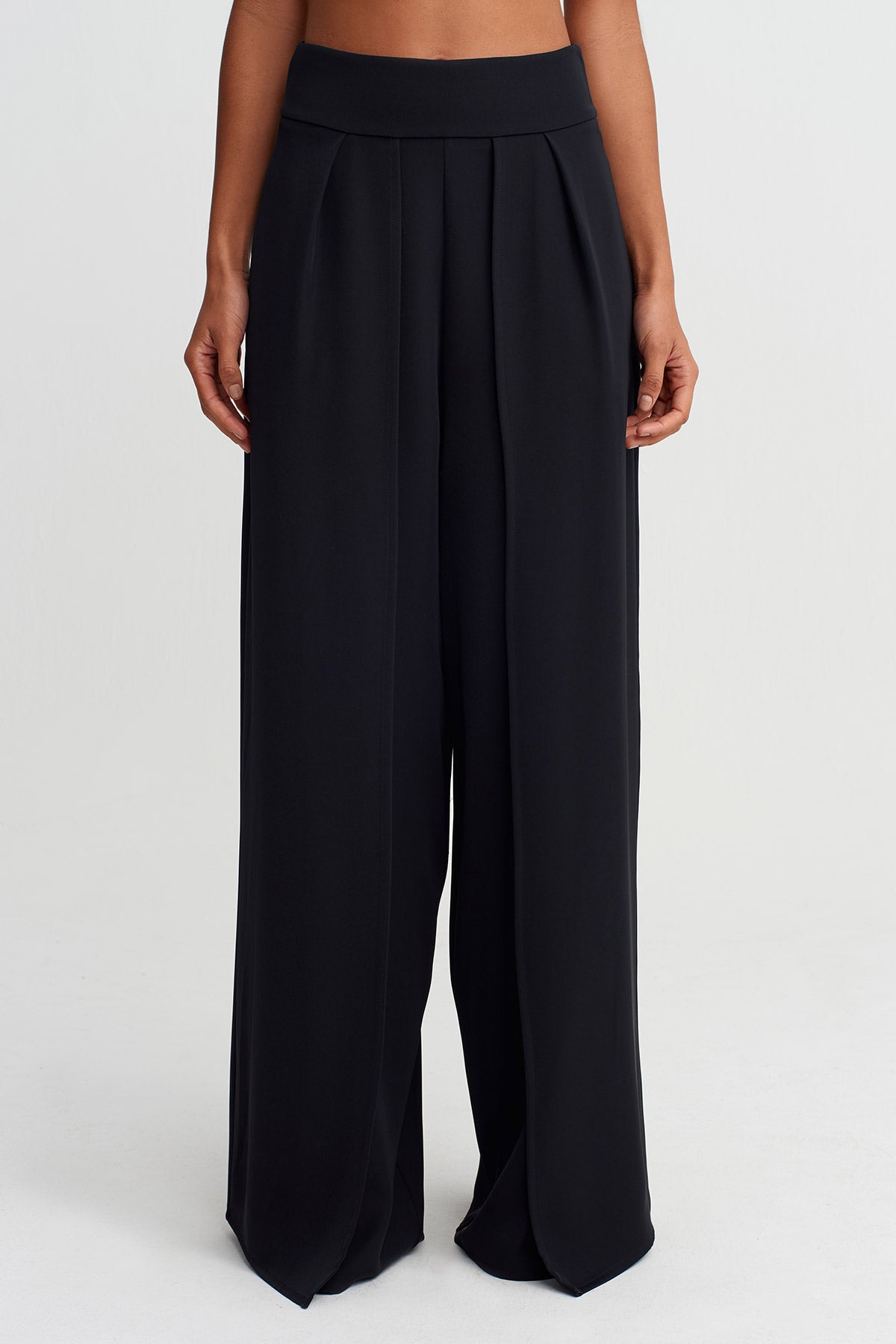 Black High-Waist Wide-Leg Trousers-Y263013020